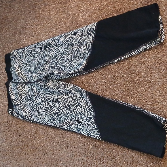 Nike Pro black & white athletic leggings. Size small - Picture 7 of 10